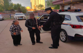 老人迷路街头 警民暖心相助