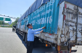 南岗分局长江路公安检查站  服务救助过往车辆和群众