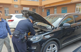 暖心！车辆亏电难启动，通河公安“搭线送电”！