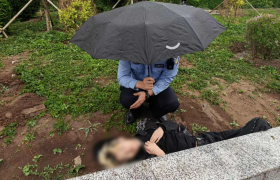 冰城民警暖心救助：雨中守护、意外帮扶传递城市温度