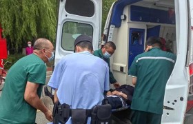 老人醉酒情况危急 幸好有巡逻的他们