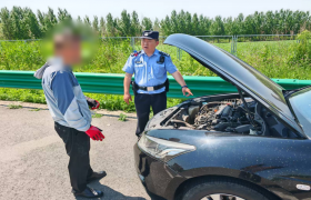 南岗分局长江路公安检查站服务救助  过往车辆和群众