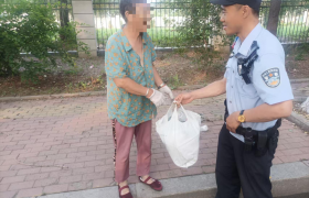 民警紧急救助中暑老人获赞誉