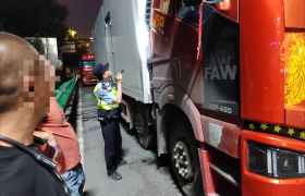 雨夜抢修！民警冒雨救助冷冻货车