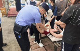 学生晕倒路边，民警紧急送医