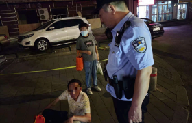 民警救助突发腰椎病老人