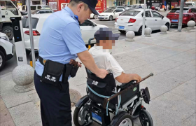 巡逻途中伸援手 民警助轮椅老人解困