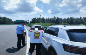 南岗分局长江路公安检查站服务救助  过往车辆和群众