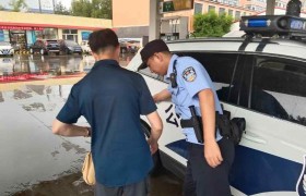 暴雨中伸出援手！民警暖心守护助病患归家