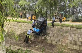 电动车失控入沟内　民警“闪现”救援