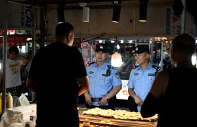 冰城公安：警灯照夜市 平安护烟火