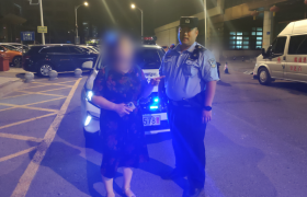 南岗分局派出所民警巡逻中接连帮助群众找回失物 暖心服务彰显警民情深