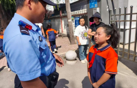 冰城公安：秋风十里护学路  藏蓝身影系温情