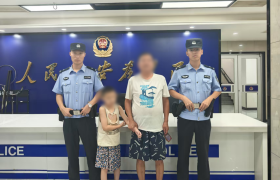 冰城警徽闪耀：南岗分局民警巡逻中助特殊儿踏上归途