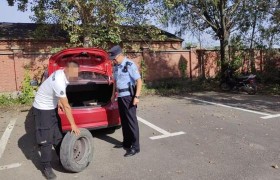 车辆突遇爆胎  民警暖心救助守护安全