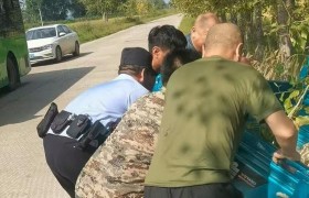 民警巡逻途中急救援 受困车辆脱险情