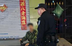 冰城暖警事：南岗分局民警巡逻中救助外来务工人员