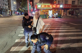 冰城公安：街头救助显真情 快速寻物暖民心
