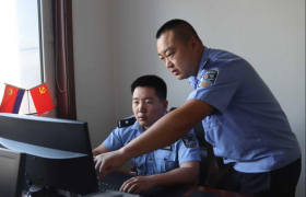 冰城警营里的师徒情：用手册教方法  用行动暖民心