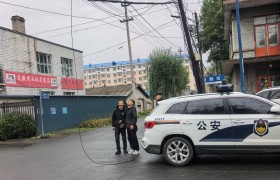 民警冒雨守护断线现场 及时排险保民安