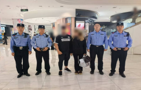 南岗分局民警巡逻中帮助外籍游客及时找回手提包 架起中俄友谊桥