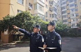 在东莱的街巷里  师傅为我写下“为民服务”的注解