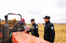 丰收季的平安守护  冰城公安深入田间地头靶向普法