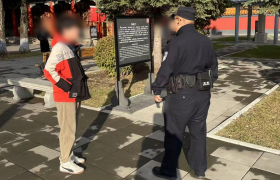 南岗分局民警巡逻中化身“活地图” 助外地游客畅游冰城