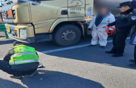 南岗分局长江路公安检查站服务救助过往车辆