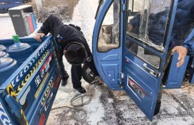 雪天路滑遇难题 通河公安解民忧