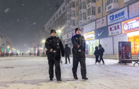 “冻”真格！冰城公安迎雪而上护平安