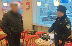 南岗分局民警巡逻中帮助群众将遗落的5万元现金完璧归赵