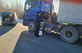 暖心护航平安路：南岗分局长江路公安检查站民警快速处置货车爆胎险情