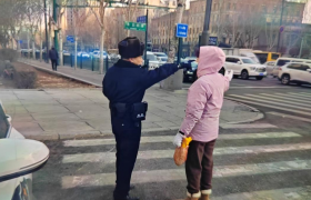 南岗民警巡逻中暖心指路 寒冬里为游客点亮“旅游地图”