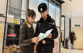 全民参与 共筑防线 哈市呼兰警方开展  烟花爆竹安全宣讲“进商户”活动