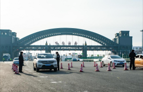 冰城公安：硬核查控守门户  温情服务暖旅途