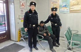 寒冬暖心守护！南岗分局民警巡逻中及时救助醉酒倒地男子