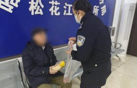 南岗分局民警巡逻中接连救助两名老人 暖心举措获点赞