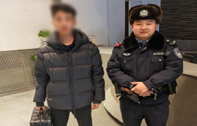 南岗分局民警巡逻中暖心寻回失物 外地游客点赞哈尔滨公安