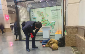 女子火车站突发低血糖晕倒 南岗分局民警巡逻中及时救助获感谢