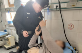 外卖员突发低血糖倒地 南岗分局民警巡逻中紧急救助脱险