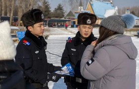 冰城公安为游客送上专属“反诈大礼包”
