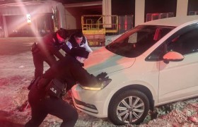【春节我在岗】群众车辆陷雪受困，巡逻民警火速驰援解民忧