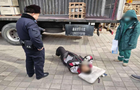 男子搬货时低血糖晕倒 南岗民警巡逻中及时救助化险为夷