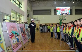 春风护学暖人心  冰城公安筑牢校园周边交通安全防线