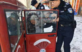 老人探亲不慎走失 冰城民警  暖心相助寻回亲人