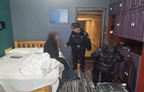 南岗分局民警巡逻中遇患病女子携子求医 暖心相助安置住宿