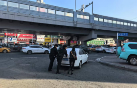 私家车抛锚堵路 民警巡逻中及时出手保畅通