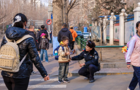 六年如一日，他把护学岗站成“安全课堂”