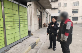 民警巡逻拾获快递 及时归还暖人心